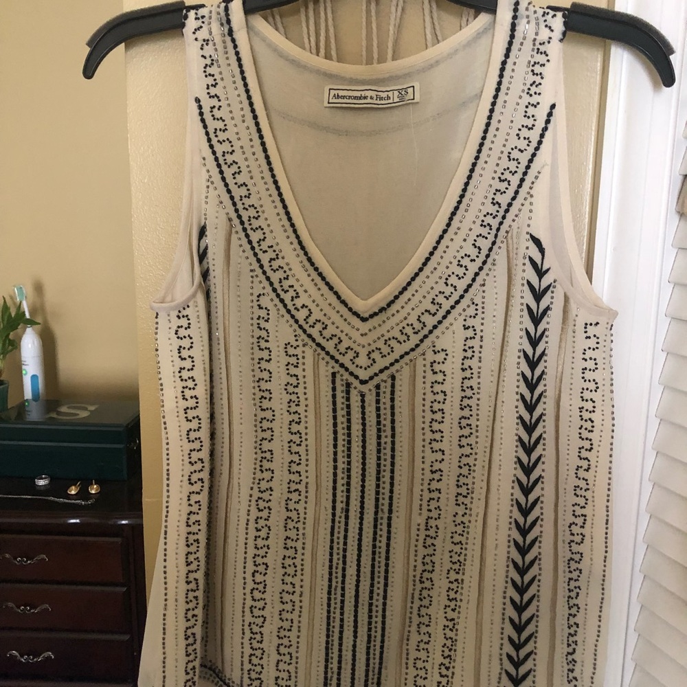 Sequenced v neck sleeveless top!